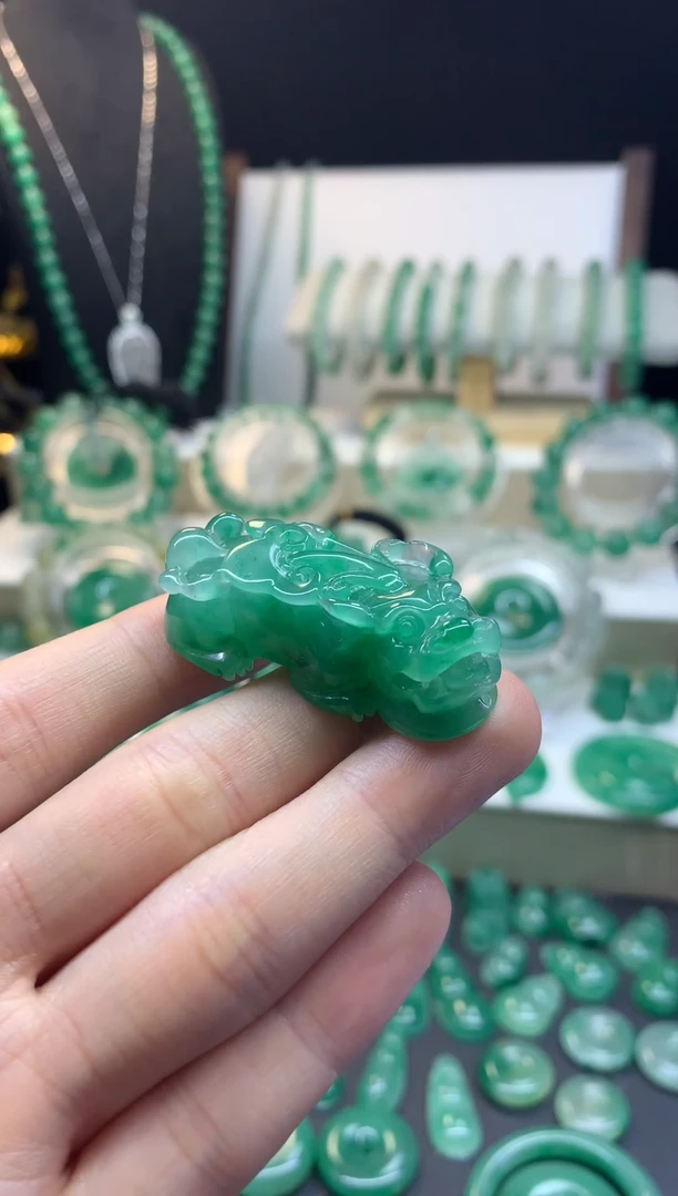 吊坠(不含链)未镶嵌石英质玉（非洲翠）满绿貔貅