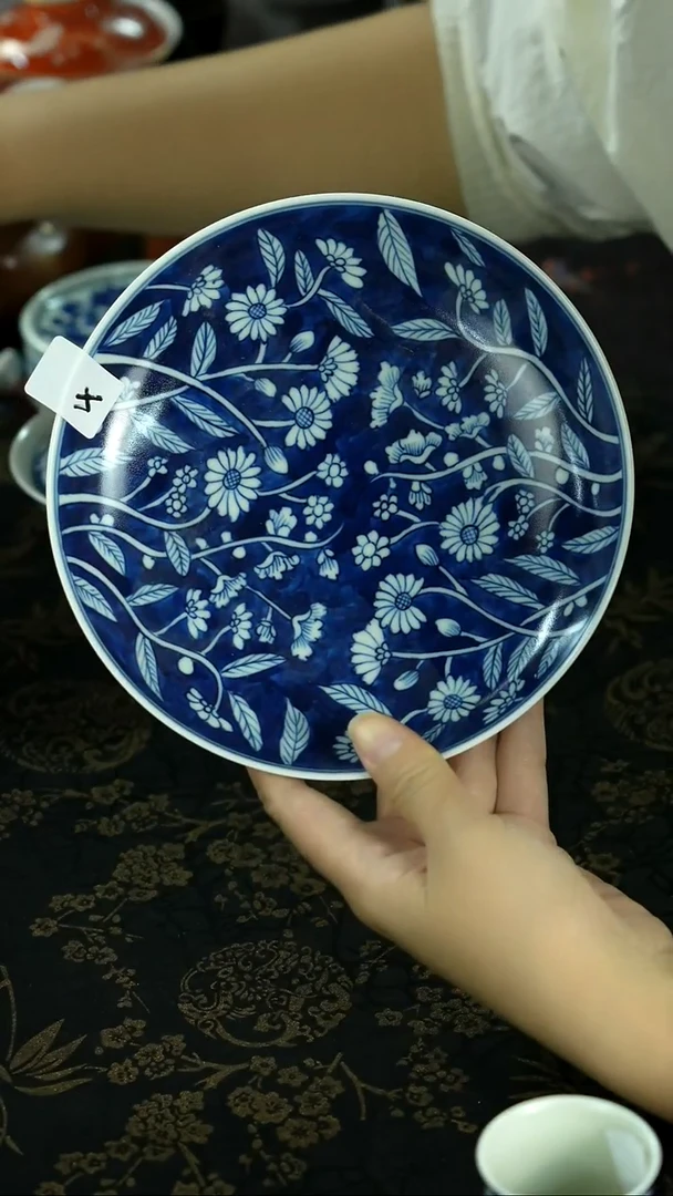 清理仓库中 茶具茶叶陶炉