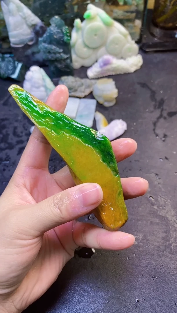 翡翠挂件未镶嵌万****山061