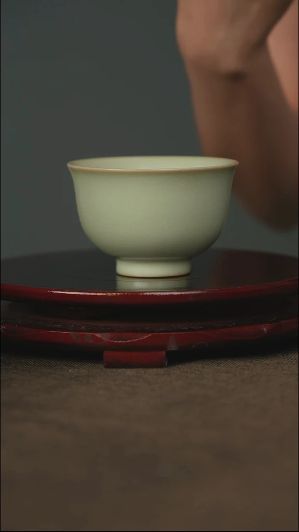 粉青 压手杯 带底款