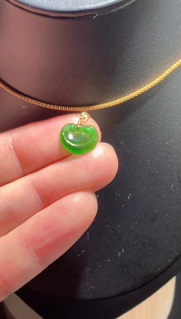 颈饰18K金镶嵌翡翠