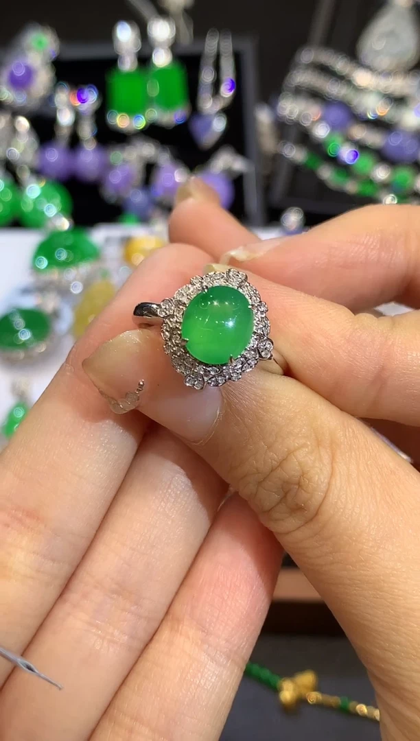 18K金镶嵌戒指翡翠多样性发其一