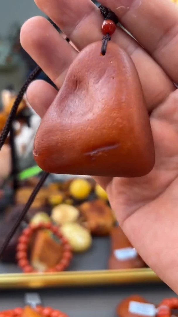 未镶嵌颈饰琥珀吊坠