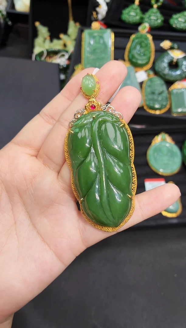 吊坠(赠链)18K金镶嵌和田玉60MM 多样性发一