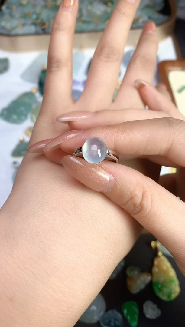 颈饰银S925镶嵌翡翠W****吖25112503