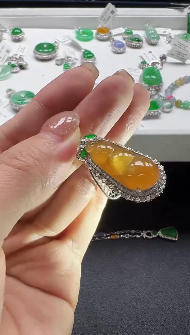 颈饰18K金镶嵌翡翠KTL1102-010