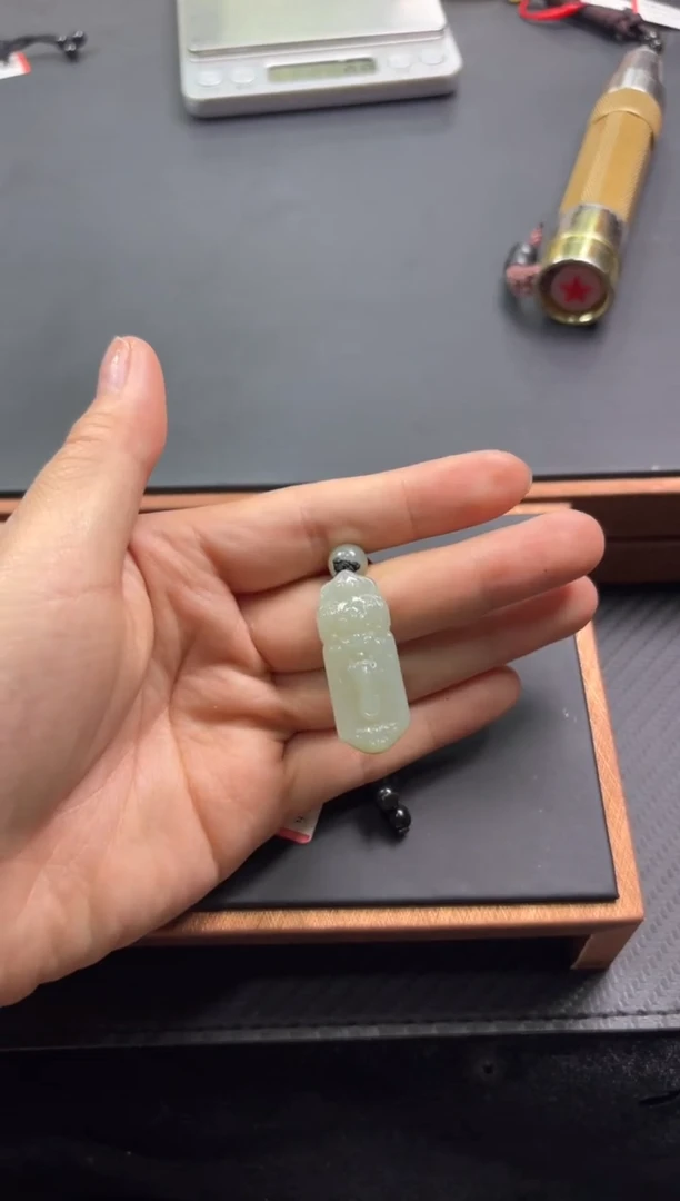 【闪购商品】和田玉吊坠(赠链)未镶嵌且末微色差近矿吊坠