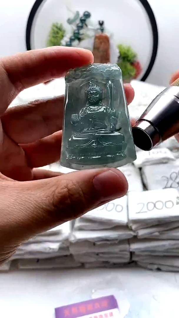 翡翠未镶嵌颈饰不动明王