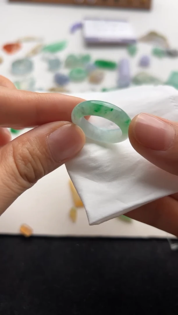 定制翡翠未镶嵌神***屋绿戒圈1500