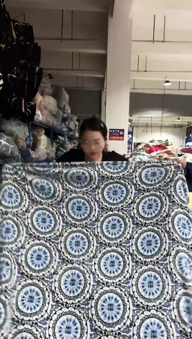 混纺主播手上展示的产品