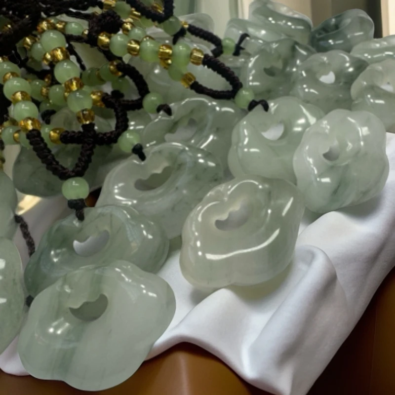 天山白色玉石祥云锁男女浅绿色冰透飘花吊坠多样性发货拍一发一