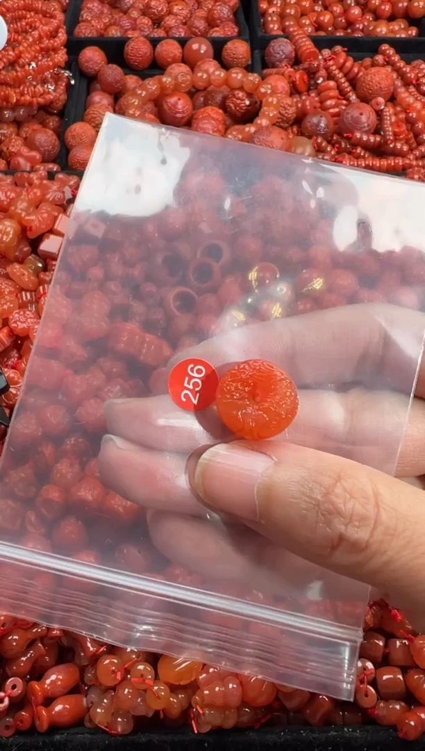 南红玛瑙未镶嵌颈饰1