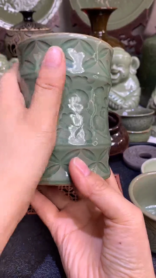 雨**青耀州窑青瓷刻花缠枝牡丹笔筒一只