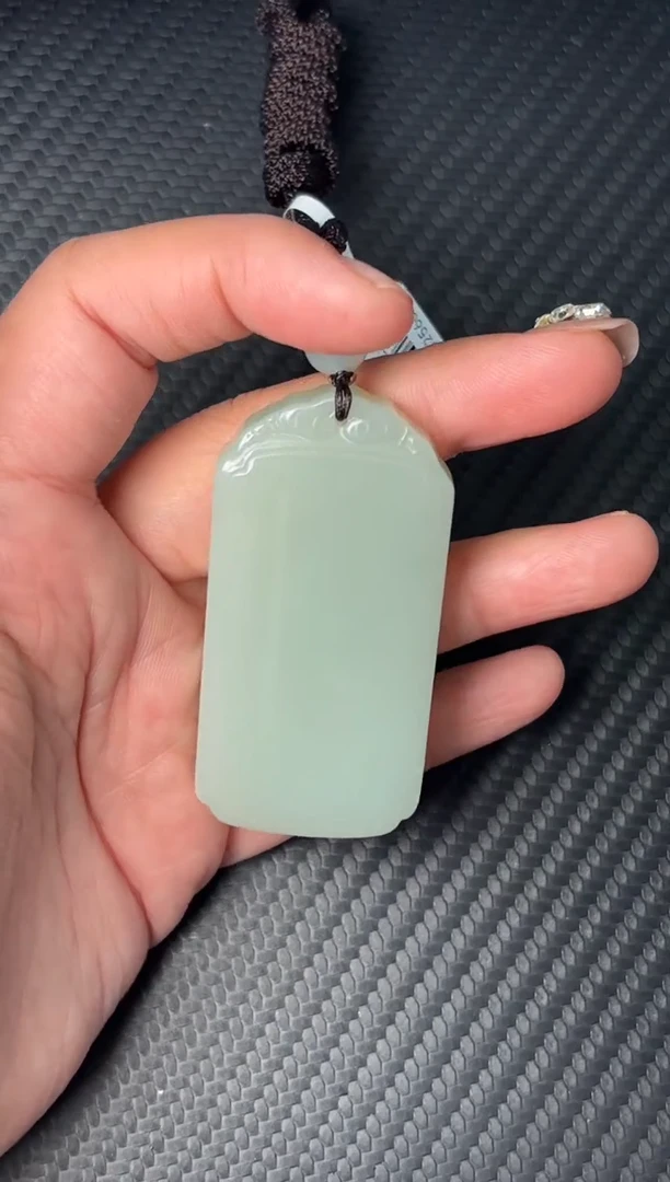 吊坠(赠链)未镶嵌和田玉且末微色差近矿吊坠Mj