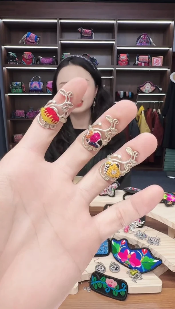 织绣35蒙阿苏苗绣传承店