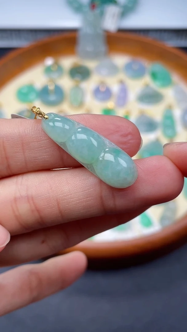 【闪购商品】翡翠颈饰18K金镶嵌豆子