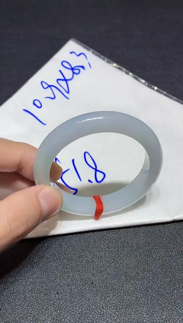 翡翠手镯未镶嵌翡翠手镯