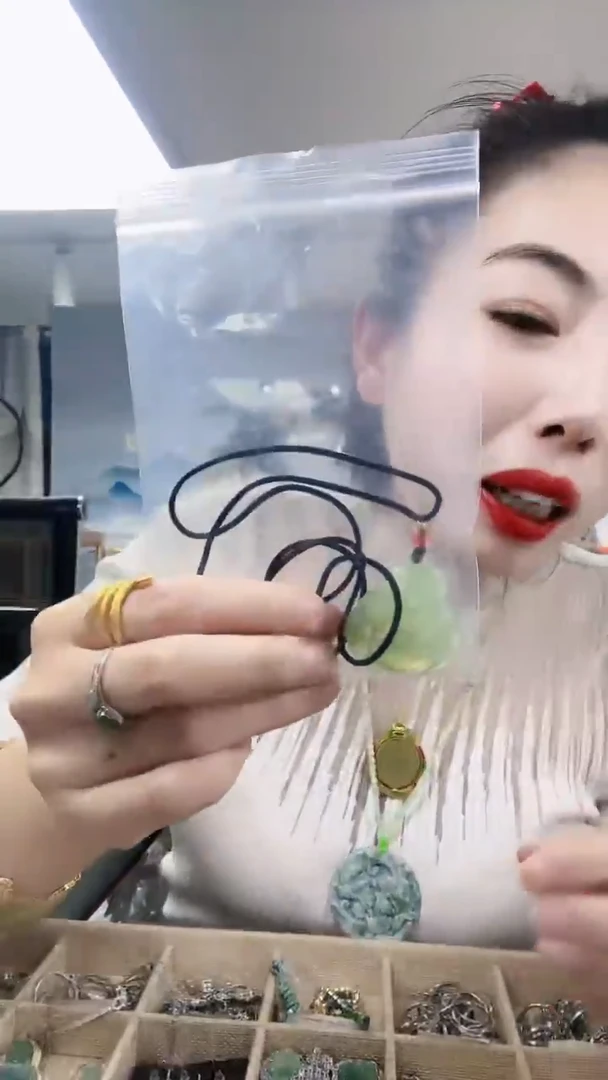 【闪购商品】蛇纹石玉颈饰未镶嵌岫玉佛公 微瑕