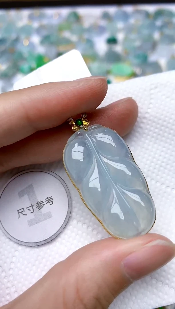 颈饰18K金镶嵌翡翠天然A货翡翠