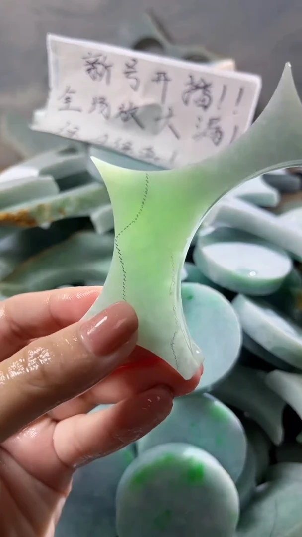 颈饰未镶嵌翡翠颈饰未镶嵌翡翠裸石翡翠缅甸翡翠A货钟110