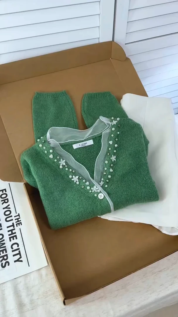 巨显白2025年秋季韩系复古网纱拼接V领针织开衫毛衣