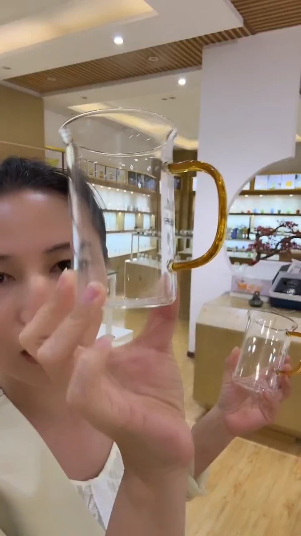 两只绿茶杯