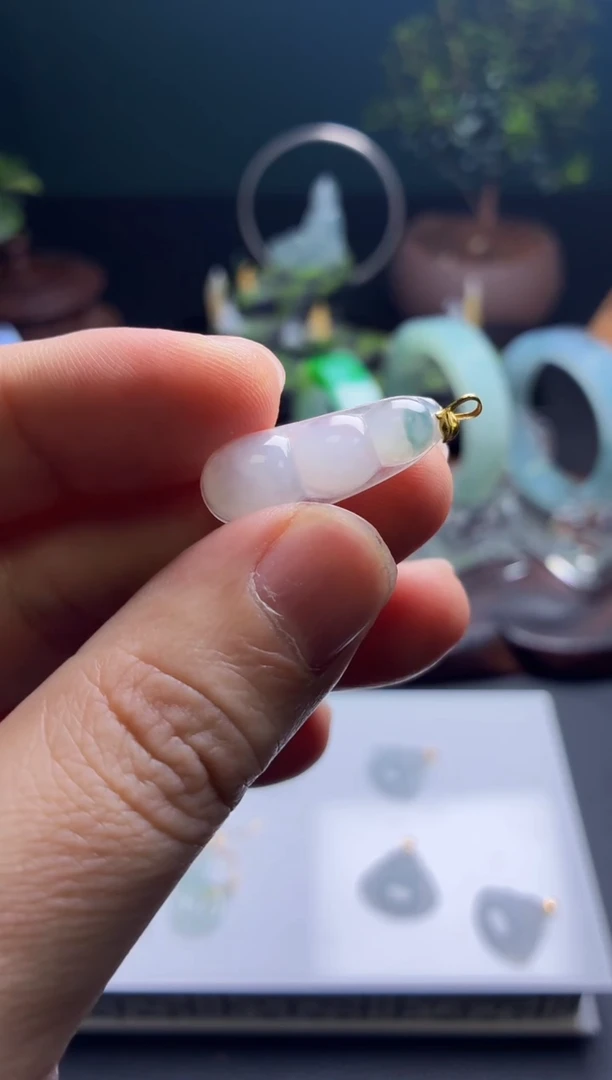 颈饰18K金镶嵌翡翠豆子