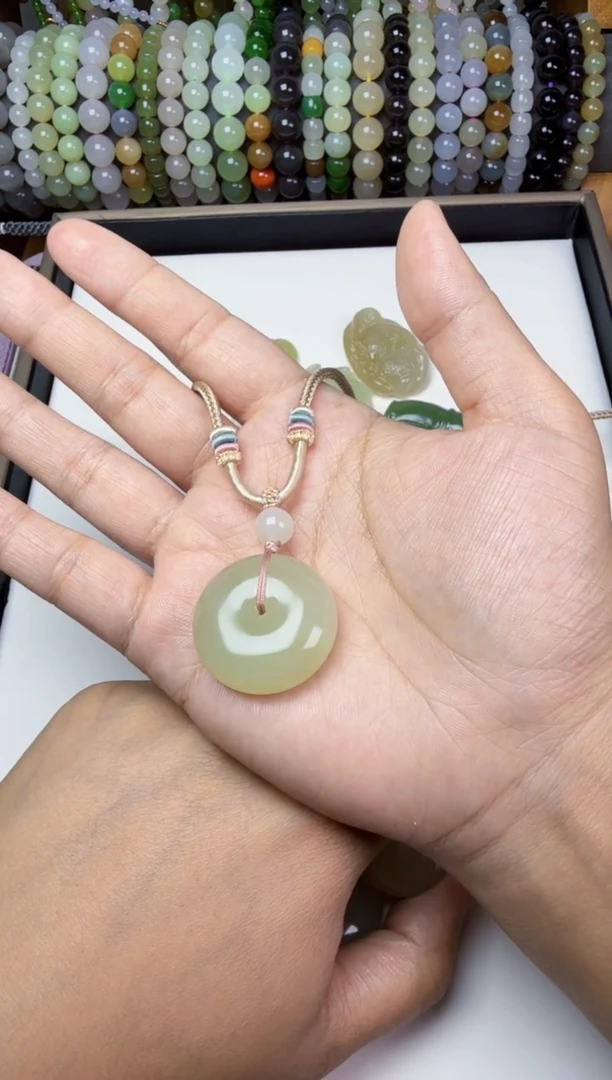 和田玉未镶嵌颈饰平安扣多样性发其一