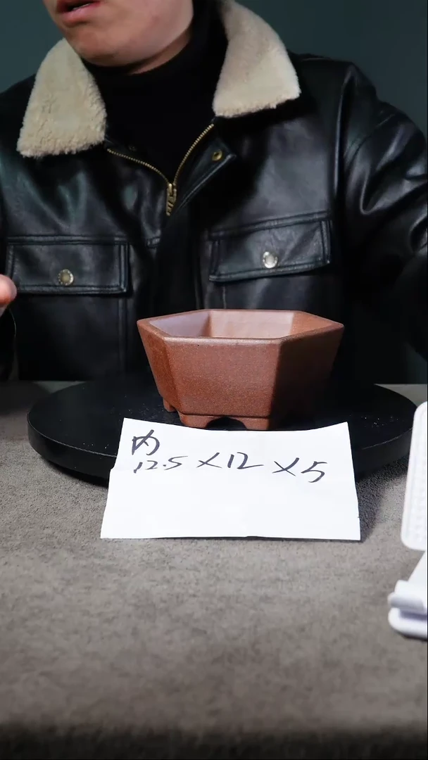 A宜兴紫砂小花盆