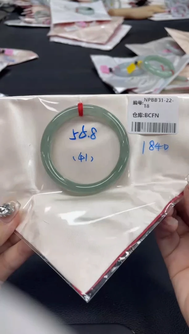 翡翠手镯未镶嵌翡翠手镯