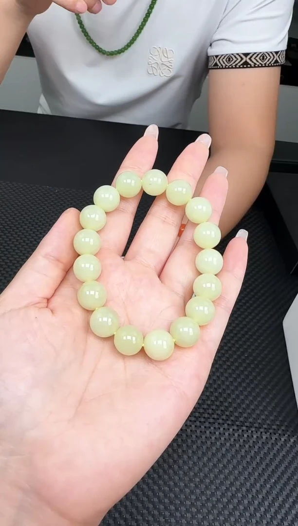 未镶嵌手链和田玉一条，约12mm，多样性发一件