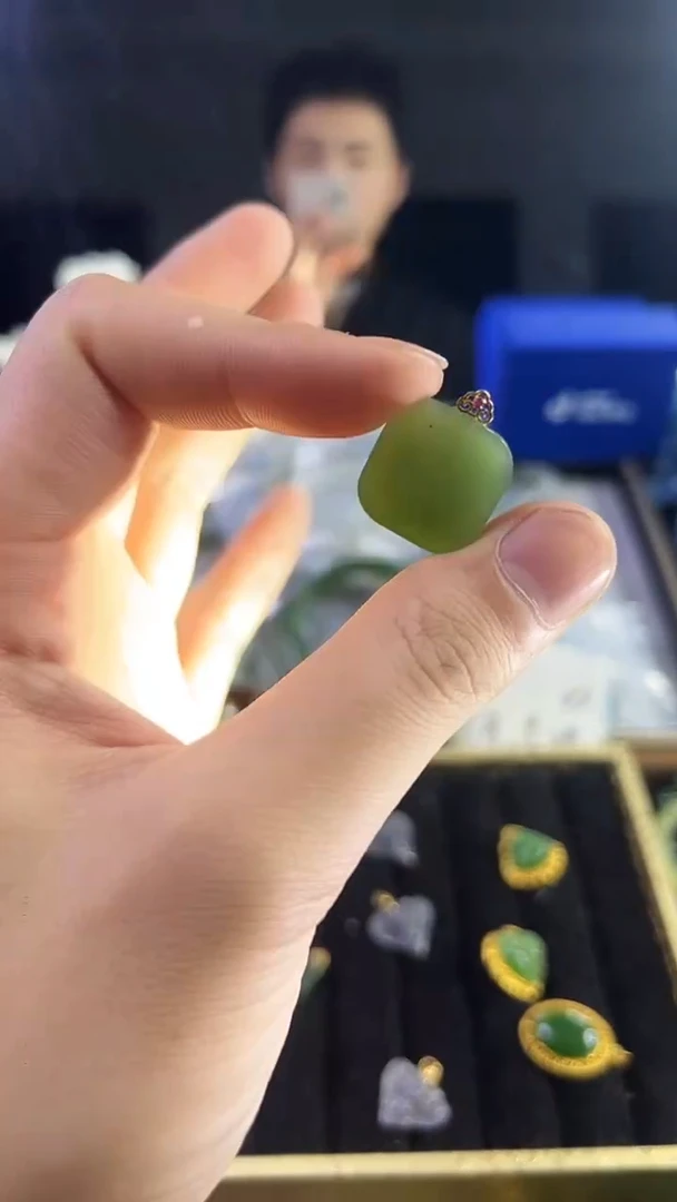 颈饰18K金镶嵌和田玉多样性发货