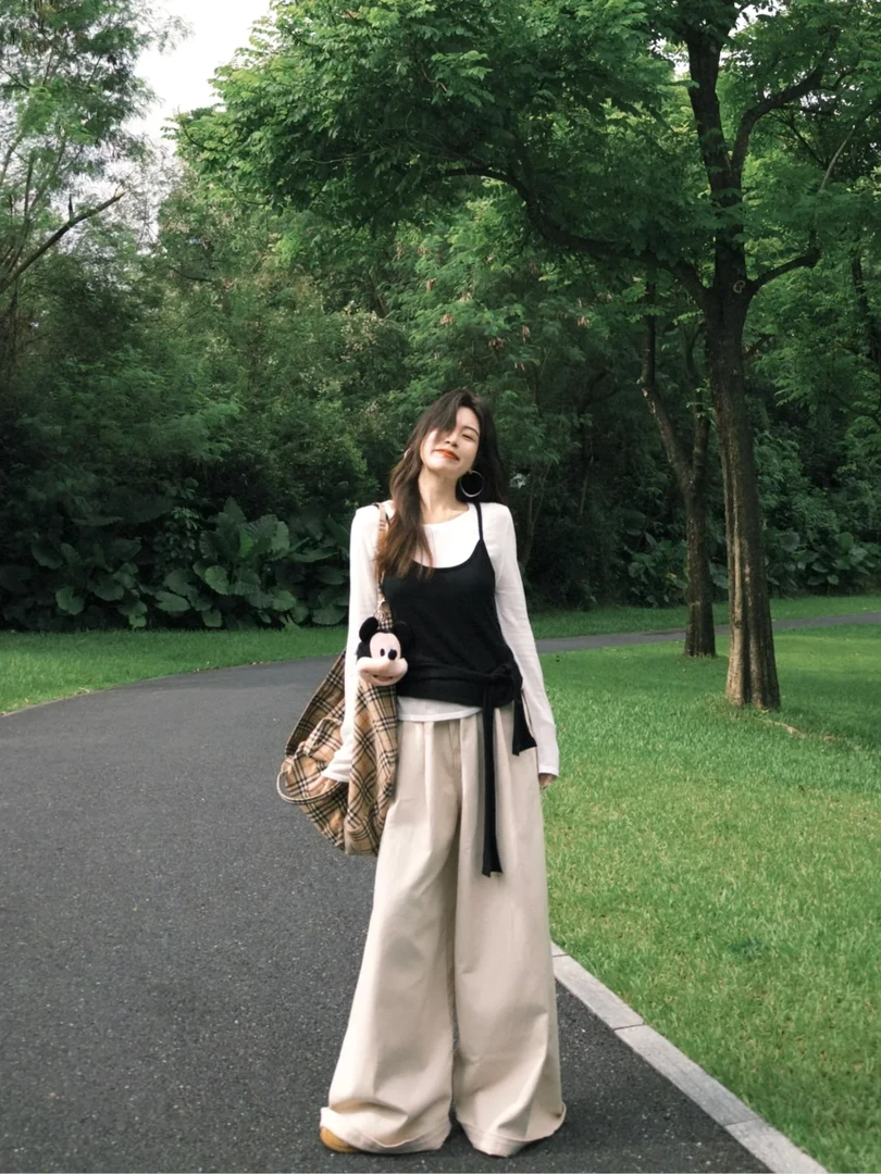 2025早秋新款韩系松弛感穿搭白色打底黑色背心搭配休闲裤三件套女