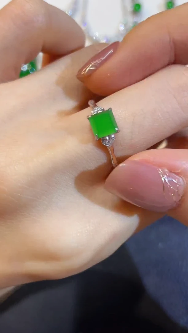 颈饰18K金镶嵌翡翠团购4