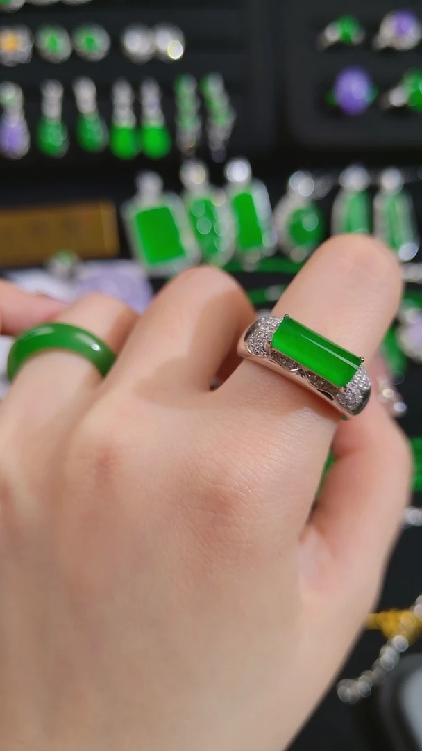 颈饰18K金镶嵌翡翠素面戒指