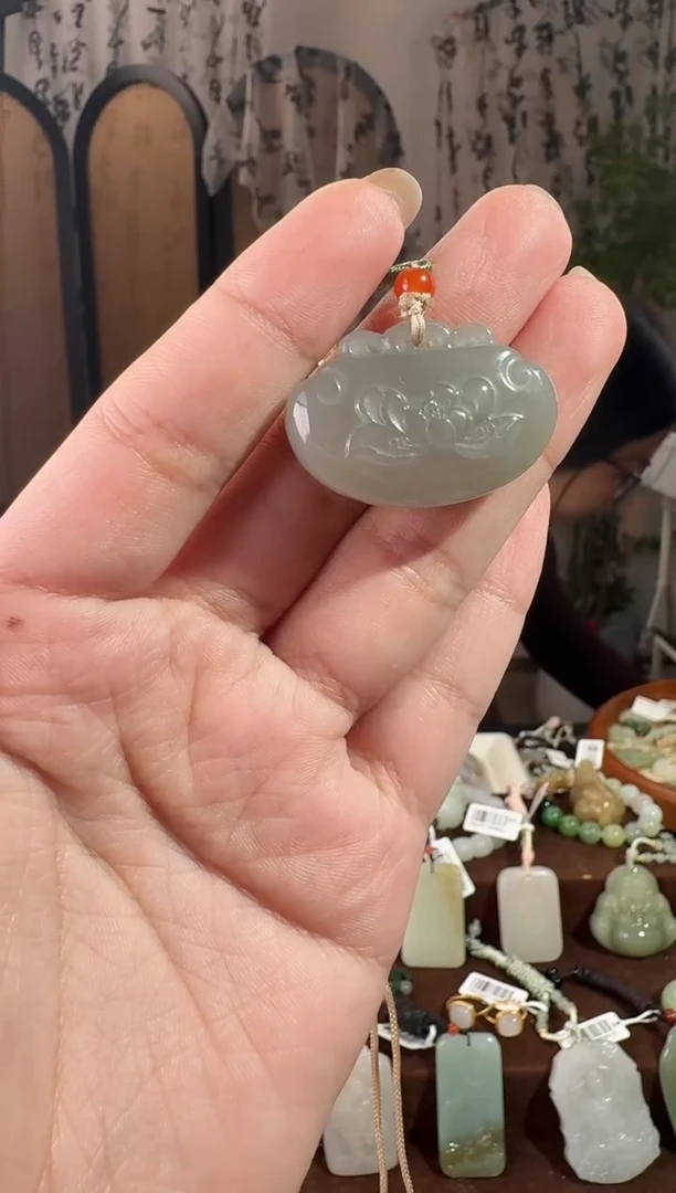 颈饰未镶嵌和田玉荷花锁