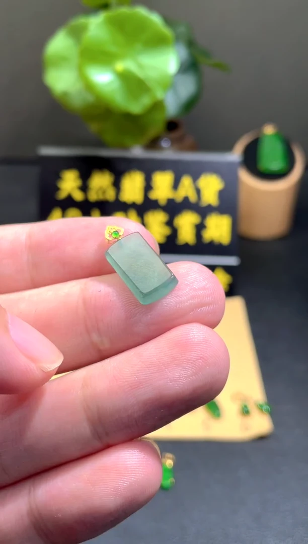 颈饰18K金镶嵌翡翠翡翠A货