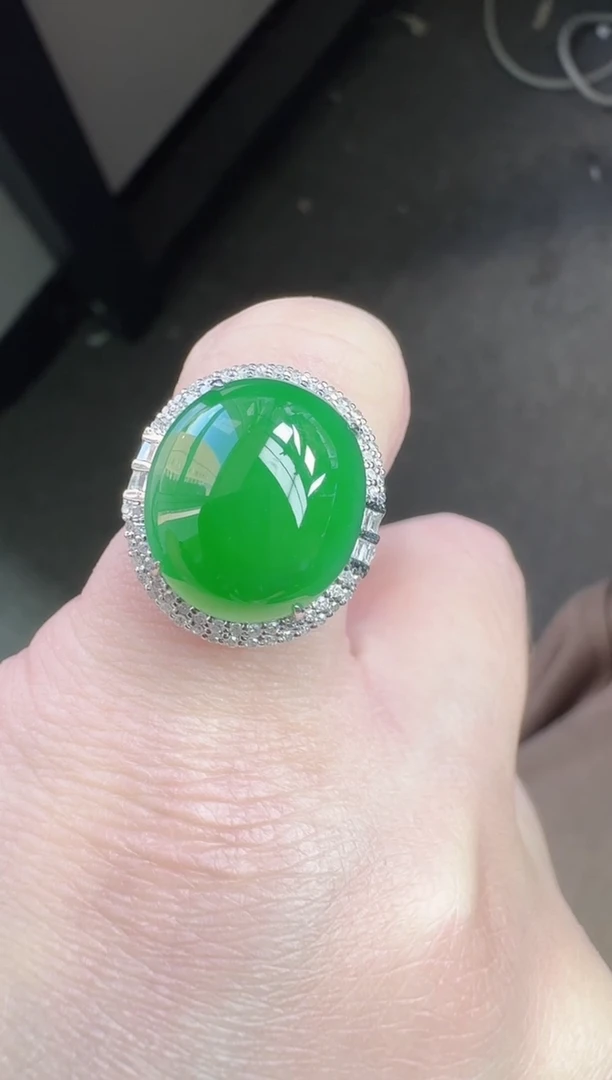 18K金镶嵌戒指翡翠寄售回流，24小时鉴赏期