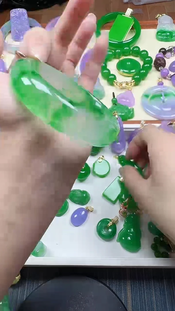 颈饰未镶嵌翡翠飘花手镯