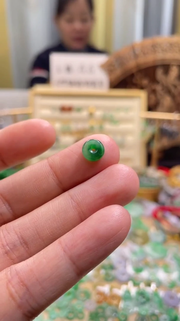 颈饰未镶嵌翡翠平安扣