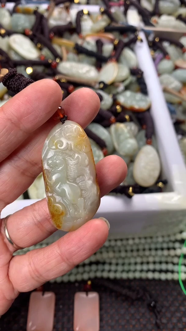 【闪购商品】和田玉颈饰未镶嵌多样性发货没有证书，拍一发一.有瑕