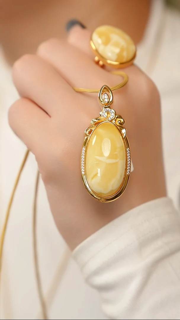 蜜蜡吊坠(赠链)银S925镶嵌祥云白蜡吊坠