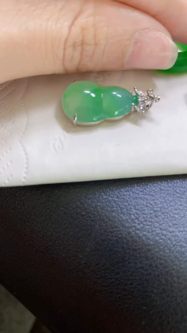 颈饰18K金镶嵌翡翠葫芦