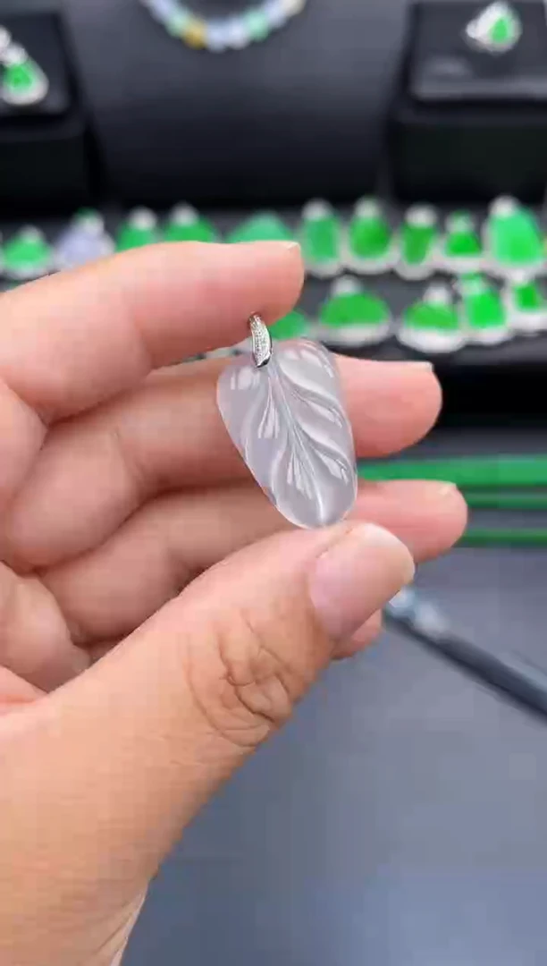 翡翠18K金镶嵌吊坠(不含链)多人