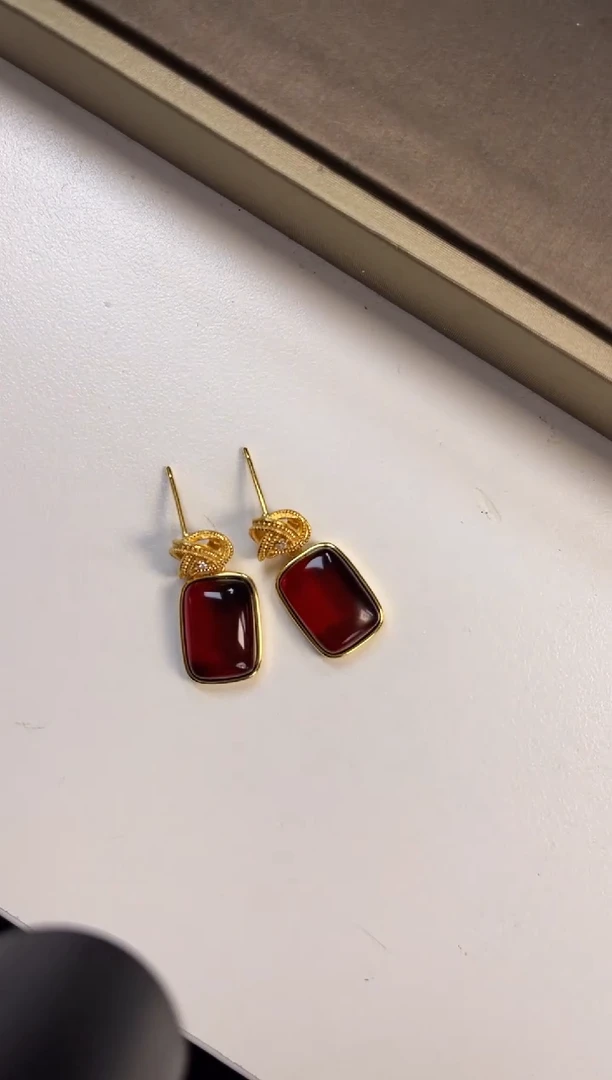 琥珀银S925镀金镶嵌耳饰?****奶血珀 银S925镀金镶嵌