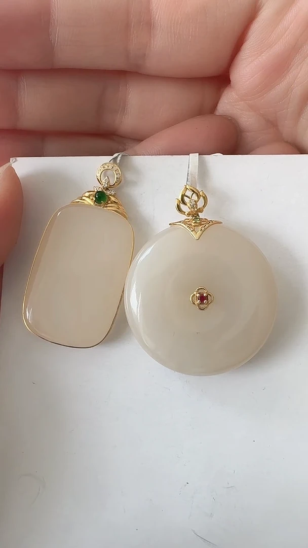 和田玉18K金镶嵌颈饰平安扣加无事牌荣倩