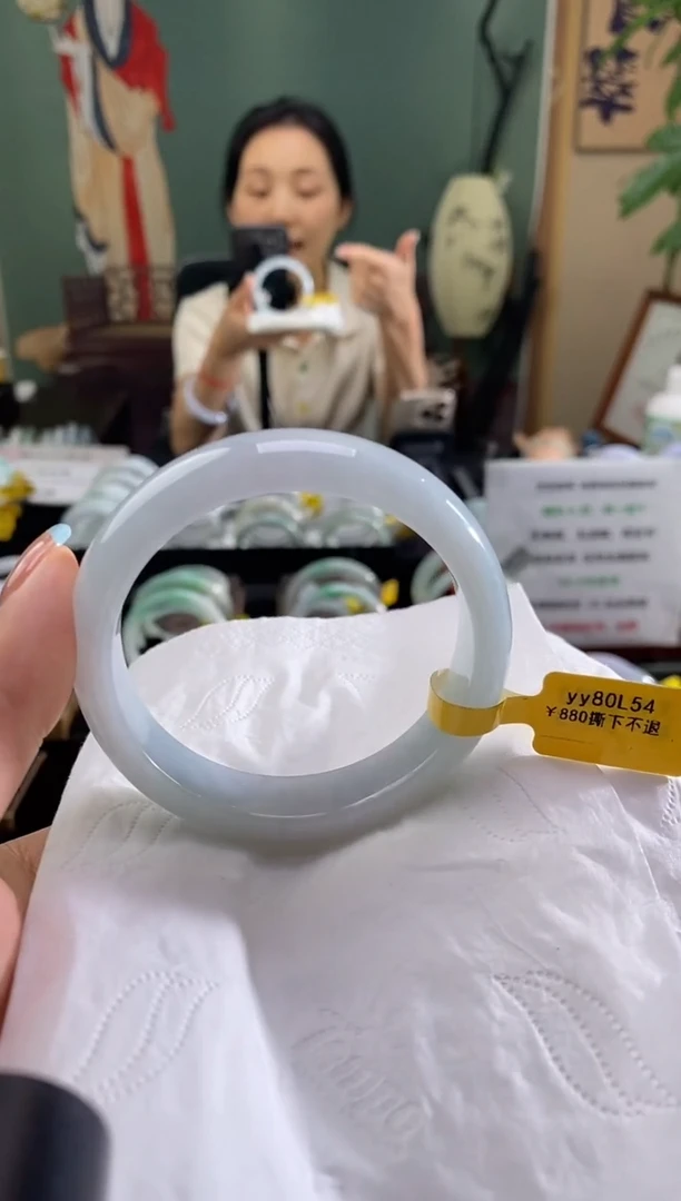 翡翠手镯未镶嵌54圈口t