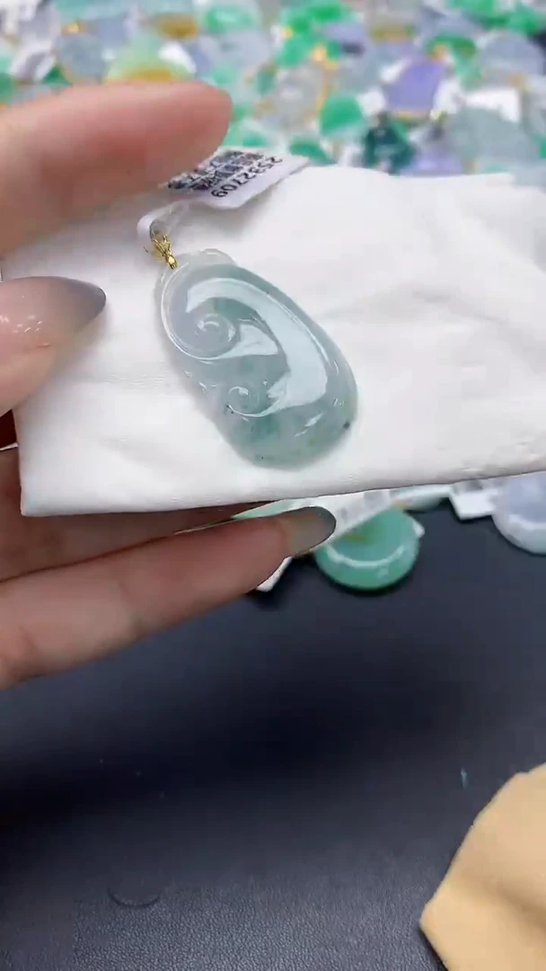 翡翠18K金镶嵌颈饰天然缅甸a货翡翠