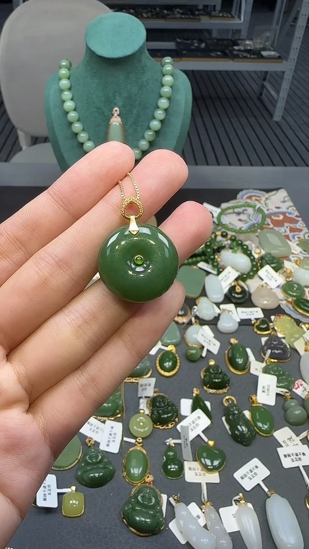18K金镶嵌和田玉挂件 不含链