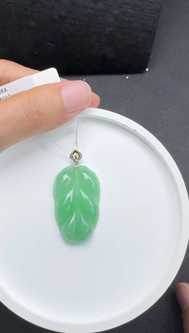 颈饰18K金镶嵌翡翠叶子